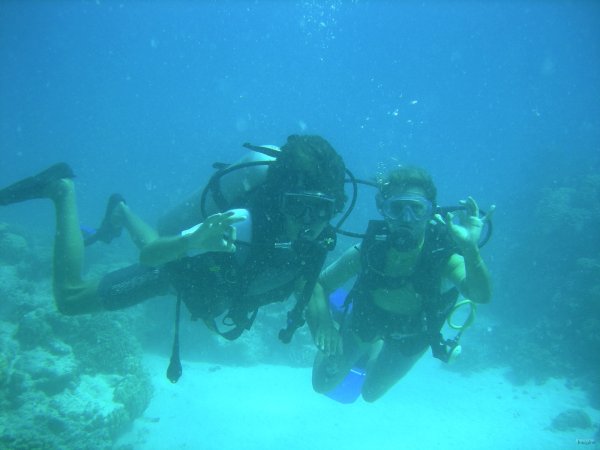 16- Pascale et Romain dans le lagon 